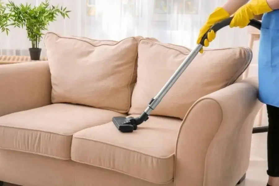 Vệ sinh định kỳ để khử mùi trên ghế sofa
