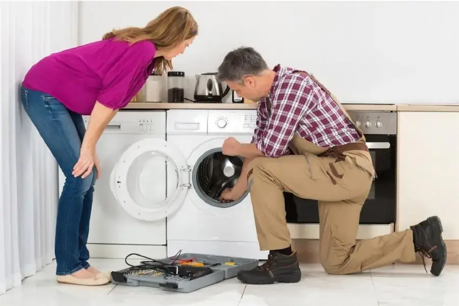 Liên hệ đội ngũ kỹ thuật lắp đặt máy giặt để được kiểm tra sự cố rò điện.