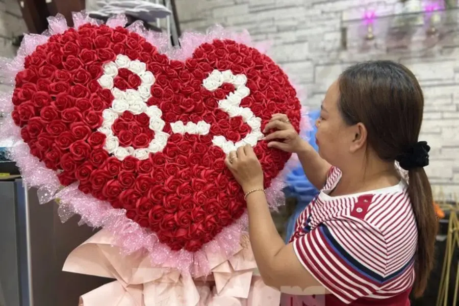 Hoa tươi là món quà 8/3 dành tặng mẹ phổ biến và được ưa chuộng nhất.