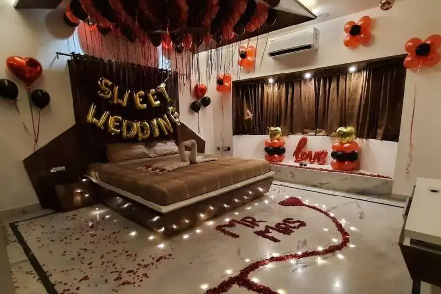 Trang trí cho phòng cưới thể hiện mong muốn cuộc sống vợ chồng hạnh phúc, hòa thuận