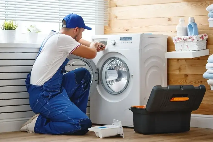 Dùng tua vít tháo mặt trên của máy