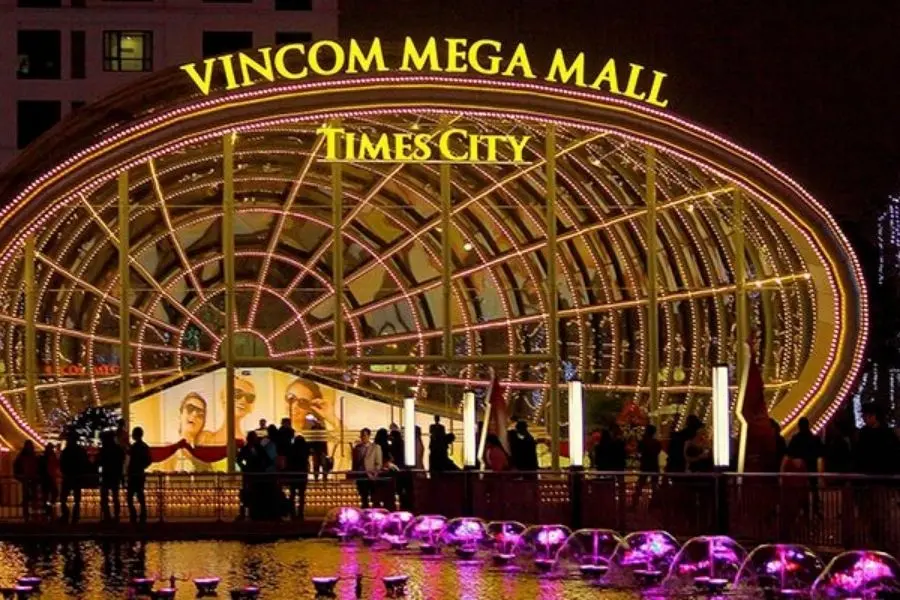 Dắt bé đi thăm thủy cung, nghe nhạc tại Time city cũng như một phần thưởng cho con nhỏ nhân dịp Halloween.