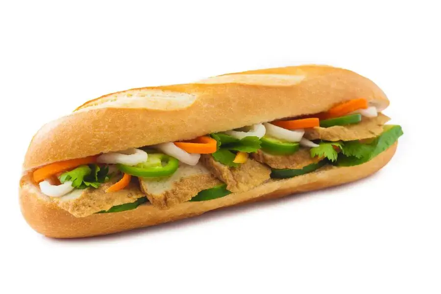 Bánh mì kẹp chả cá nóng hổi