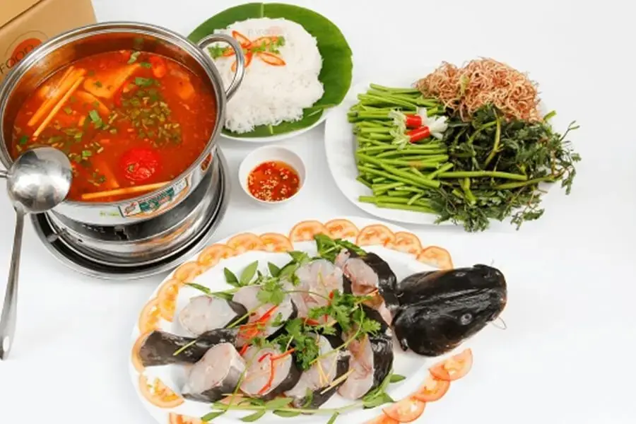 Ăn lẩu cá trê chua cay với ít bún hoặc mì thì thơm ngon khó cưỡng