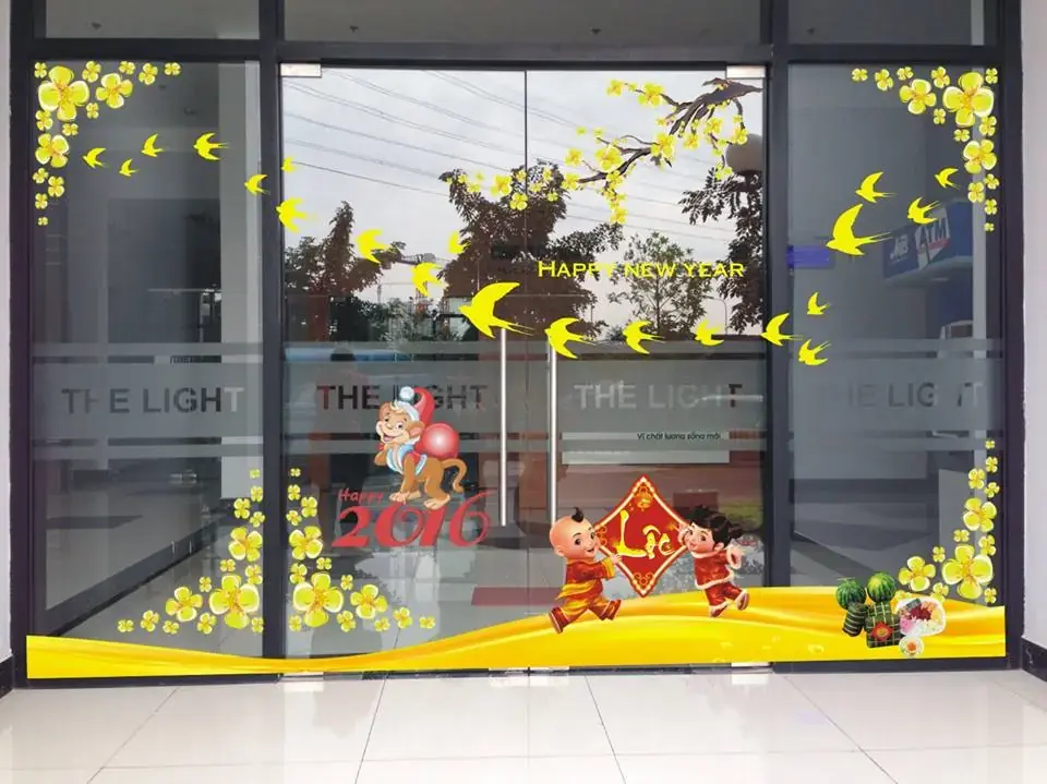 Trang trí Tết cổ truyền bằng decal.