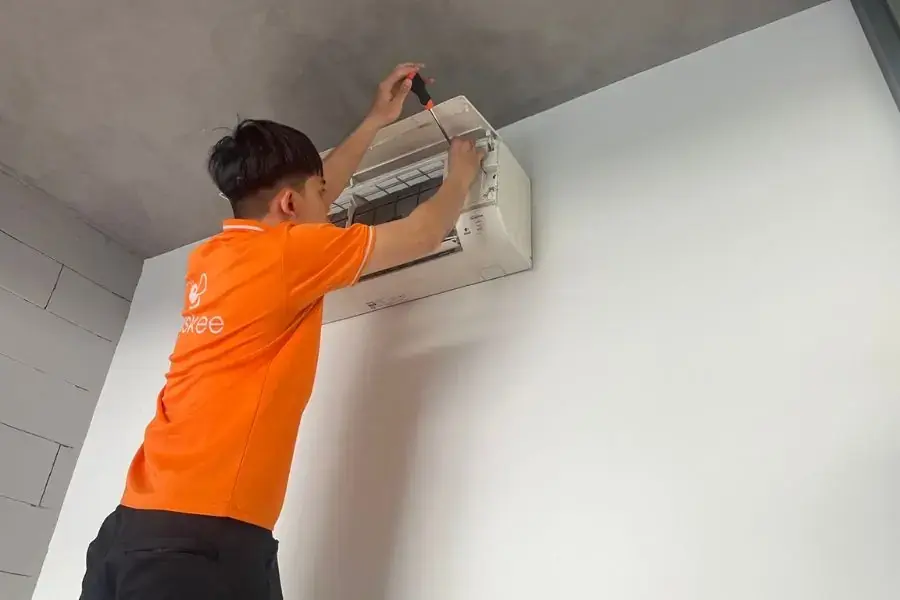 Lắp ráp lại các bộ phận sau khi đã hoàn tất vệ sinh.