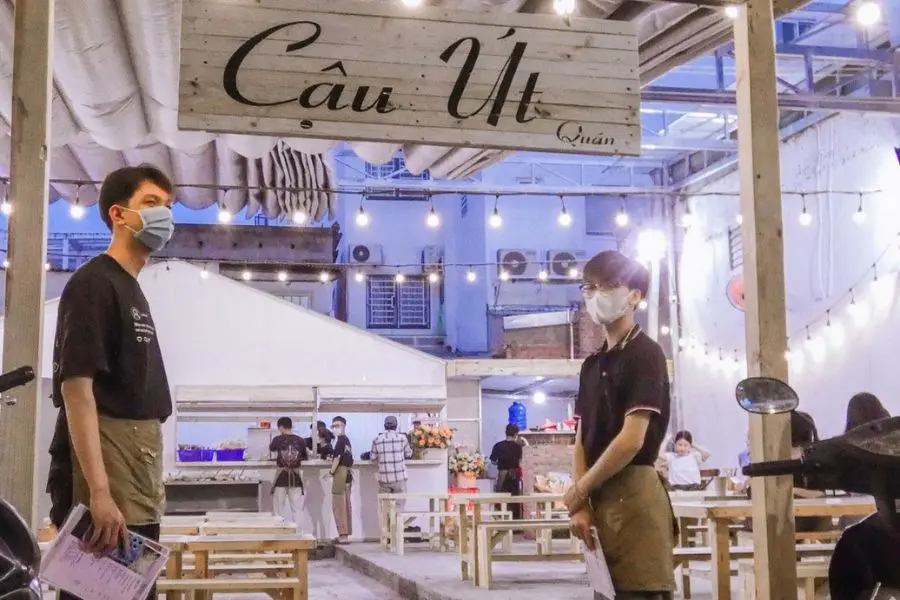 Quán Cậu Út mang phong cách kiến trúc bình dân gần gũi và mộc mạc.