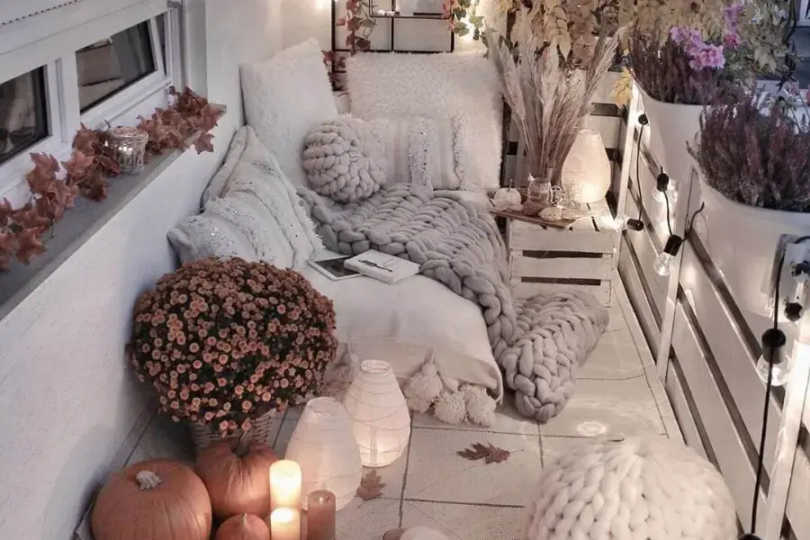 Ý tưởng trang trí ban công phong cách Hàn Quốc với giường ngủ chill