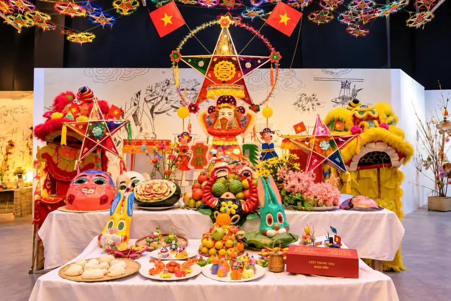 Mâm cỗ trông trăng gồm bánh Trung Thu, trái cây, bánh kẹo và trà để cùng gia đình phá cỗ.