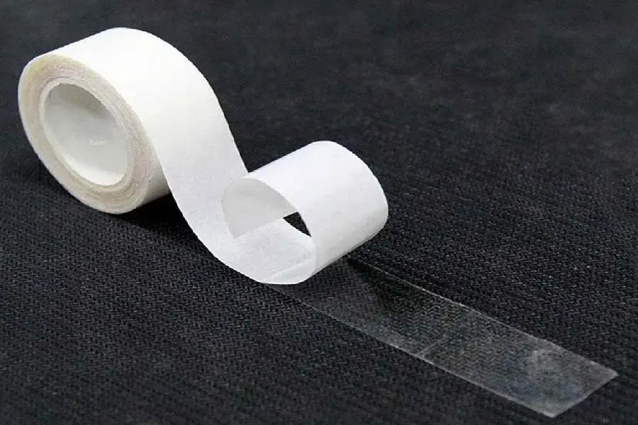 Vải là chất liệu mềm, vì thế nên cẩn thận khi tháo keo dính ra khỏi vải (Nguồn: Shopee)