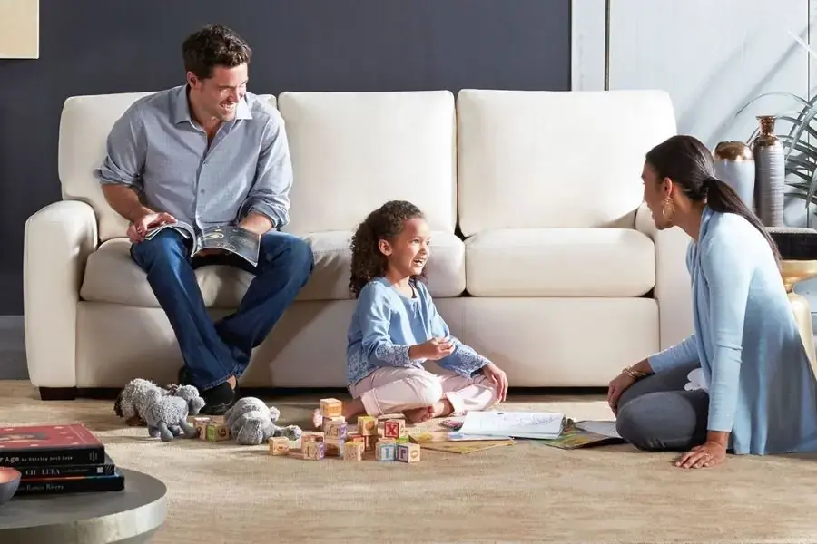 Tùy theo nhu cầu sử dụng gia đình mà bạn có cách chọn sofa phòng khách khác nhau (Hình ảnh: Sanfrandesign)