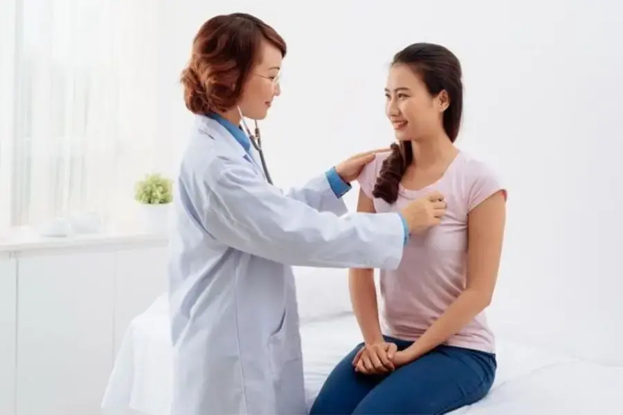 Thăm khám sức khỏe trước khi áp dụng các biện pháp ép mỡ, giảm cân.