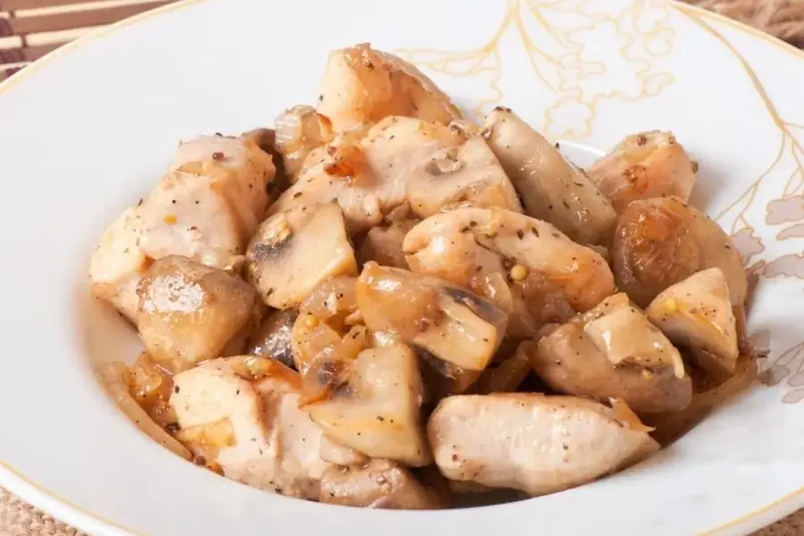 Gà kho nấm hao cơm cho bé 3 tuổi