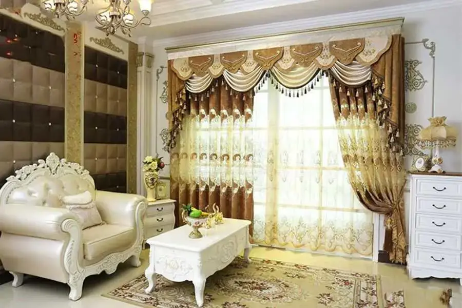 Vải có thể nhuộm màu đơn sắc hoặc in thêu họa tiết