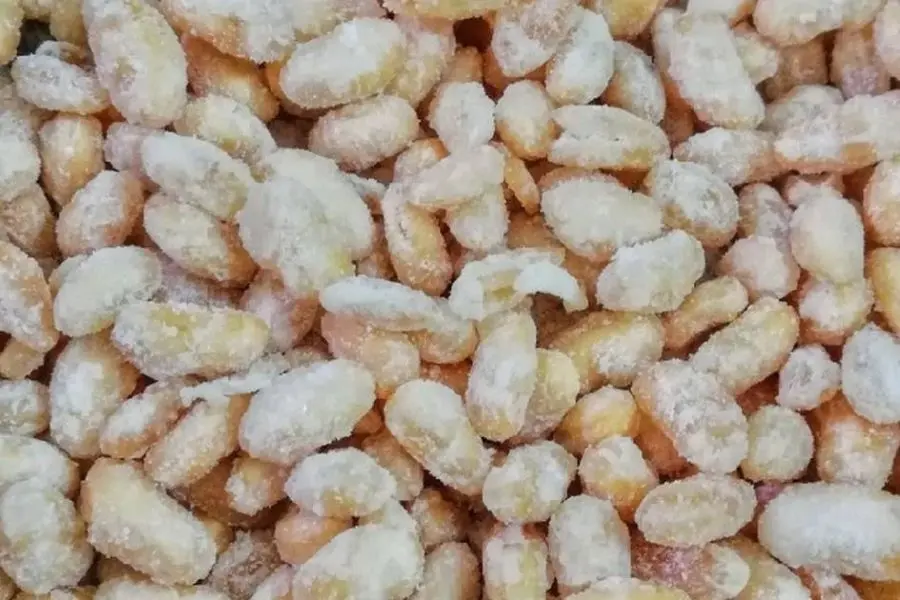 Mứt đậu trắng thành phẩm có vị bùi bùi, thơm béo.