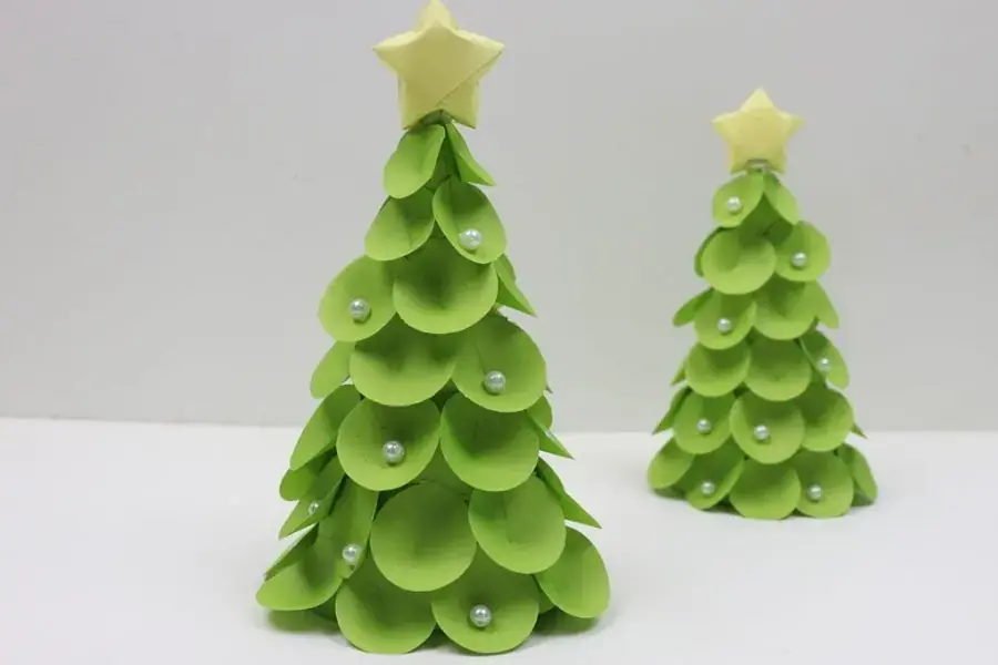 Mẫu cây thông Noel được đính kèm ngọc trai trang trí xung quanh.