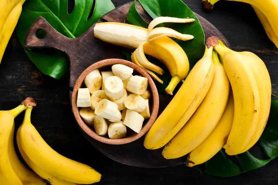 Cách làm mặt nạ nha đam trị mụn cùng chuối chín.