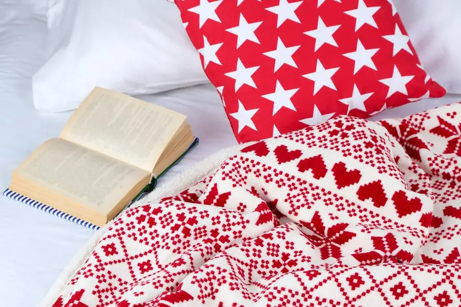 Chăn họa tiết Noel thay bạn sưởi ấm cô nàng.