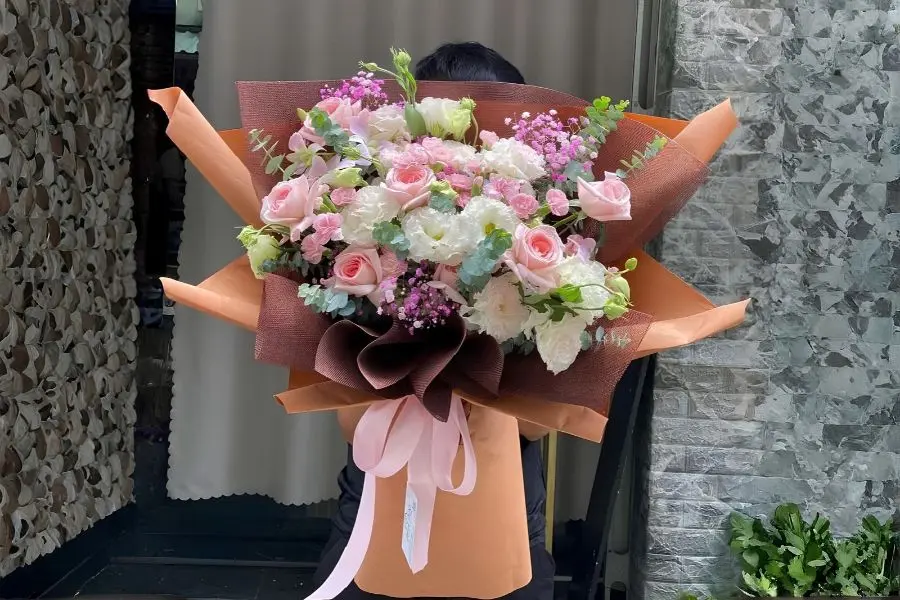 Mẫu bó hoa hồng phối hoa baby và cát tường thể hiện tình yêu nồng nàn và lời chúc tốt đẹp