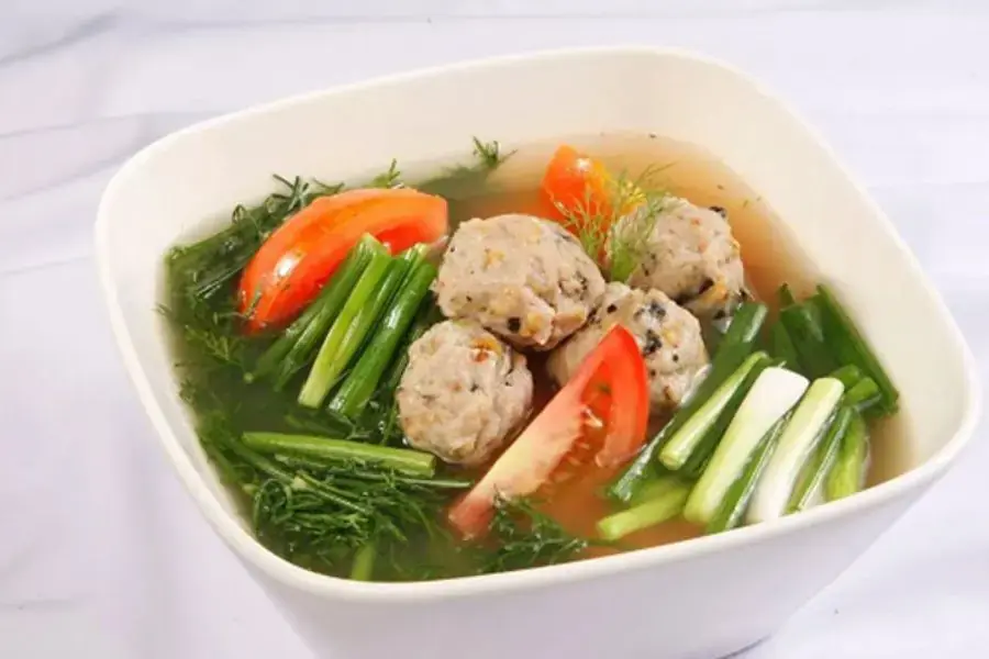 Canh chua chả cá basa với nước dùng ngọt thanh