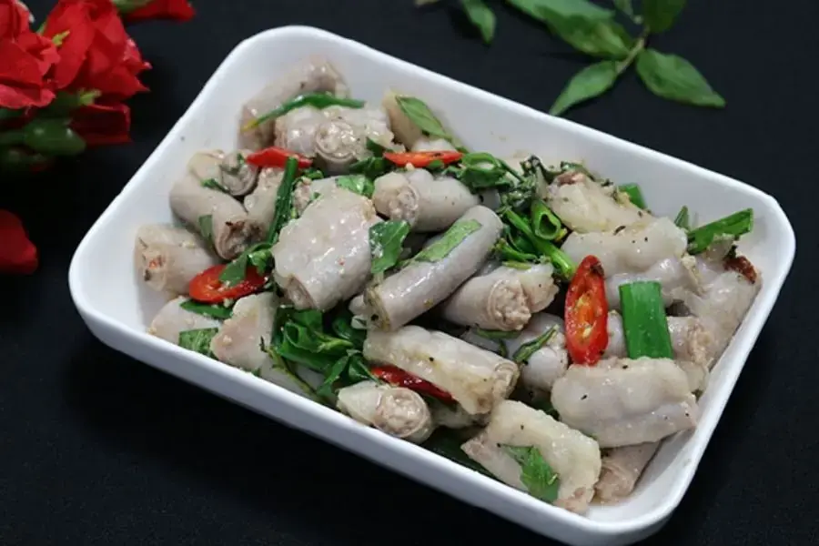 Lòng lợn cần được sơ chế kỹ càng và sạch sẽ trước khi chế biến.