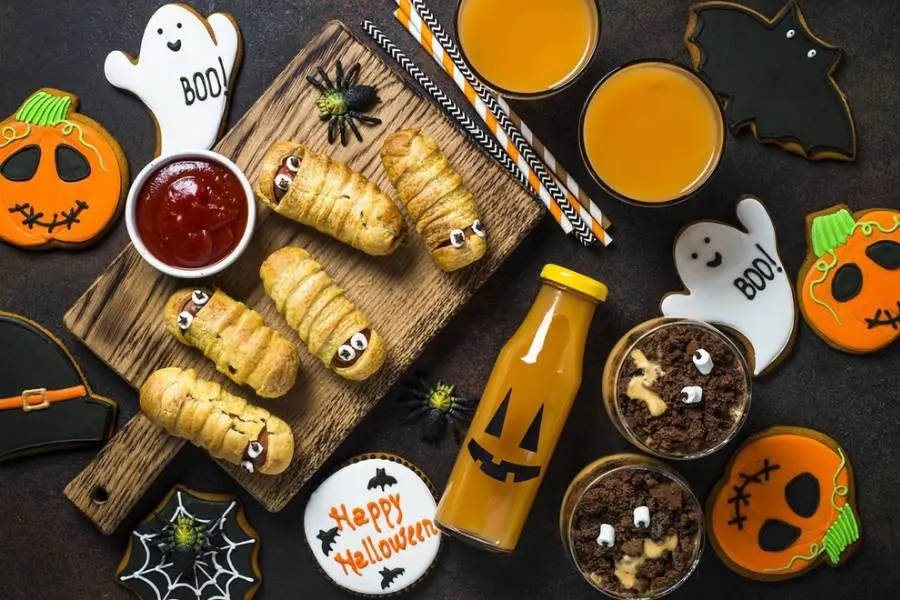 Bánh và đồ ăn trang trí theo phong cách Halloween.