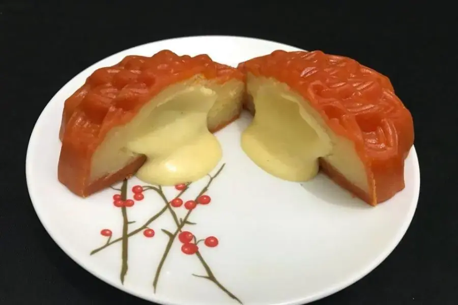 Bánh Trung thu nhân phô mai tan chảy béo ngậy.