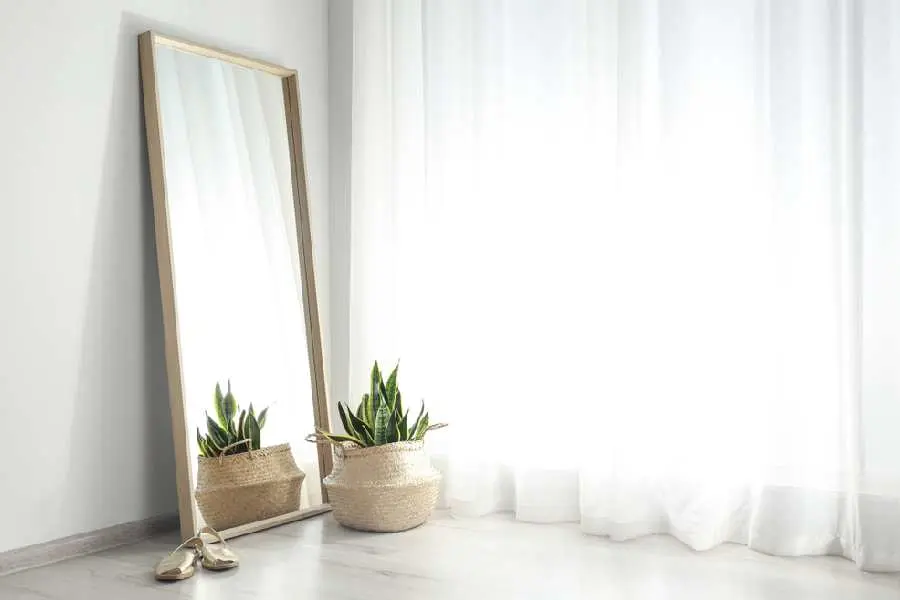 Đặt gương gần cửa sổ