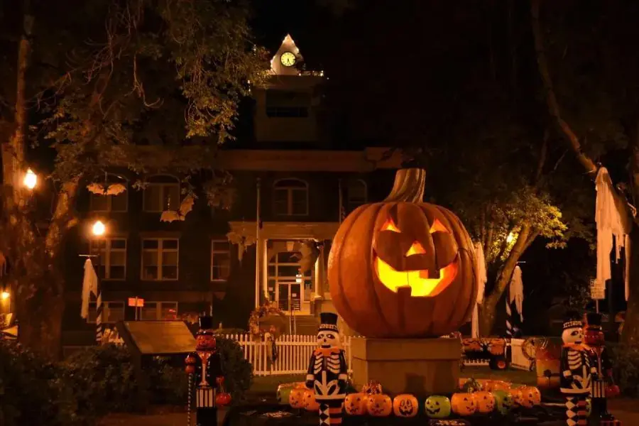 Haunted Houses (Nhà ma hoặc kí túc xá ma ám) địa điểm vui chơi.