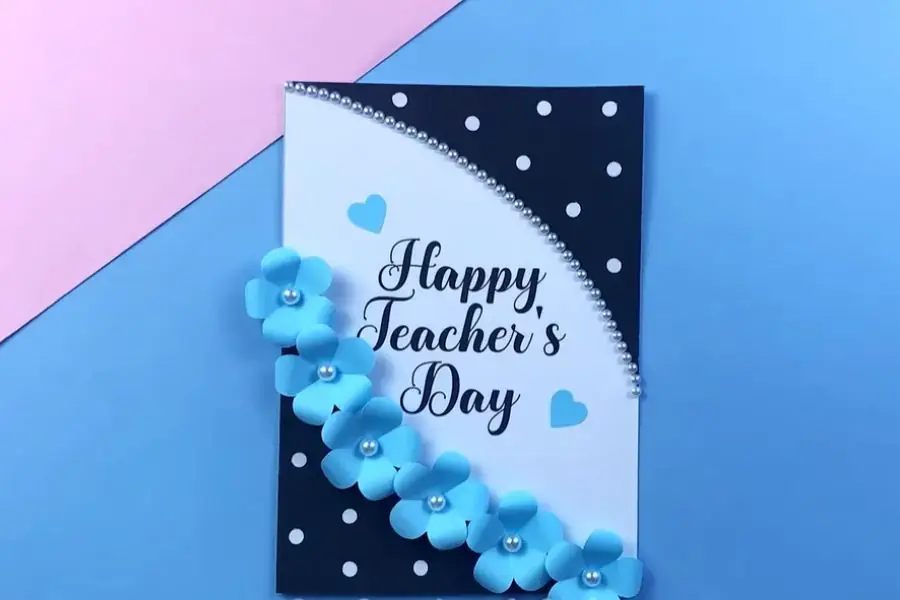 Trang trí thiệp hình hoa nổi gắn thêm nụ ngọc trai.