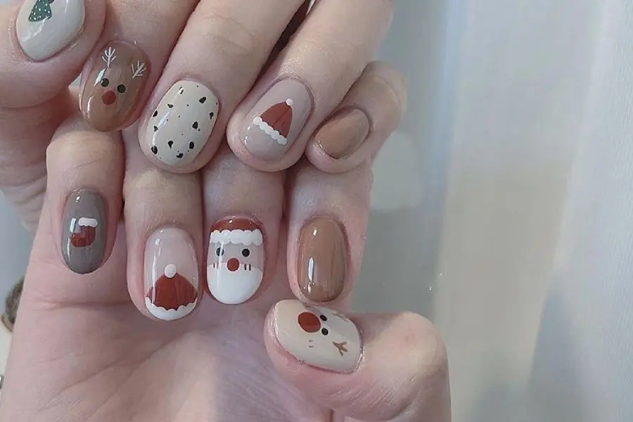 Mẫu nail tone trầm trông sang và xịn.