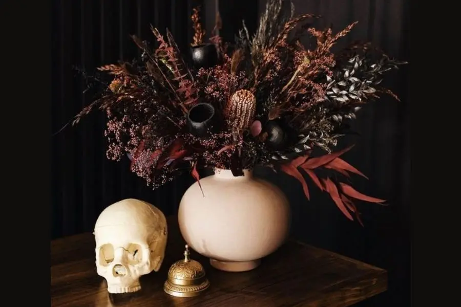 Sử dụng hoa khô để trang trí văn phòng dịp Halloween.