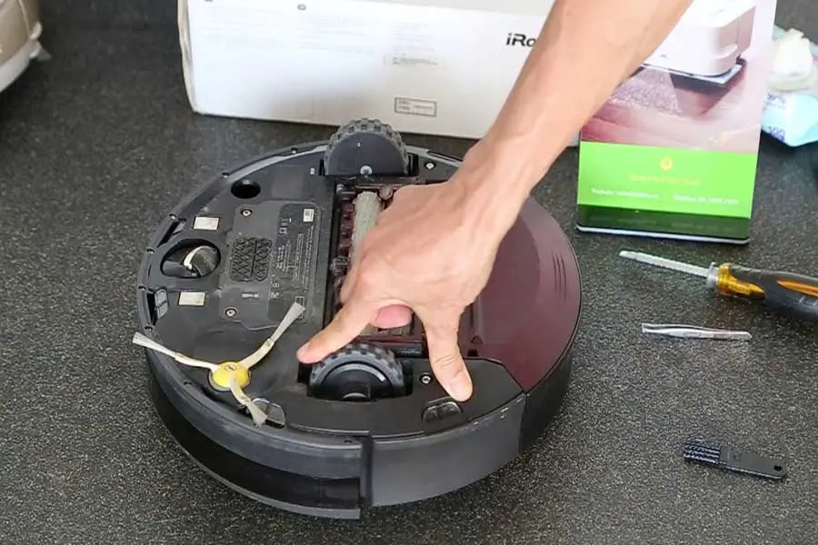 vệ sinh bánh xe robot hút bụi