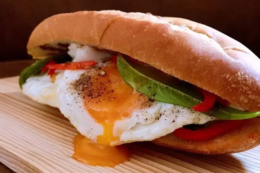 Món bánh mì kẹp trứng cho bữa sáng của sinh viên nam