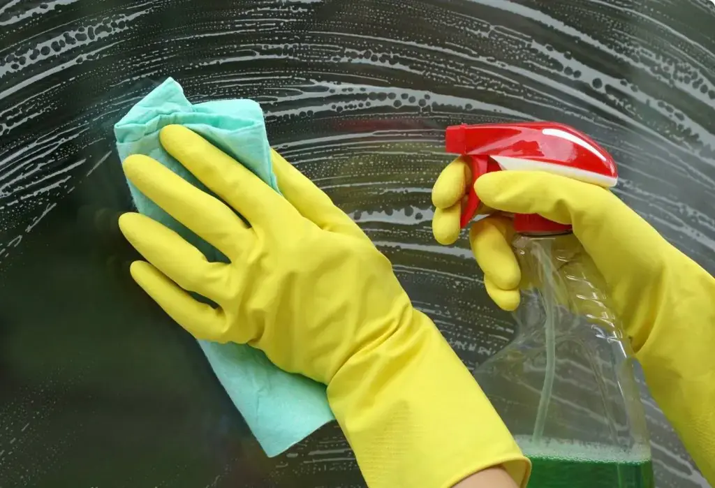 Lau dọn các bề mặt bám bẩn trong nhà (ảnh: Vatgia)