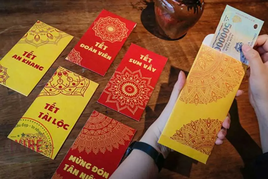 Bỏ vào bao lì xì số tiền với nhiều mệnh giá khác nhau rồi treo lên cây Tết.