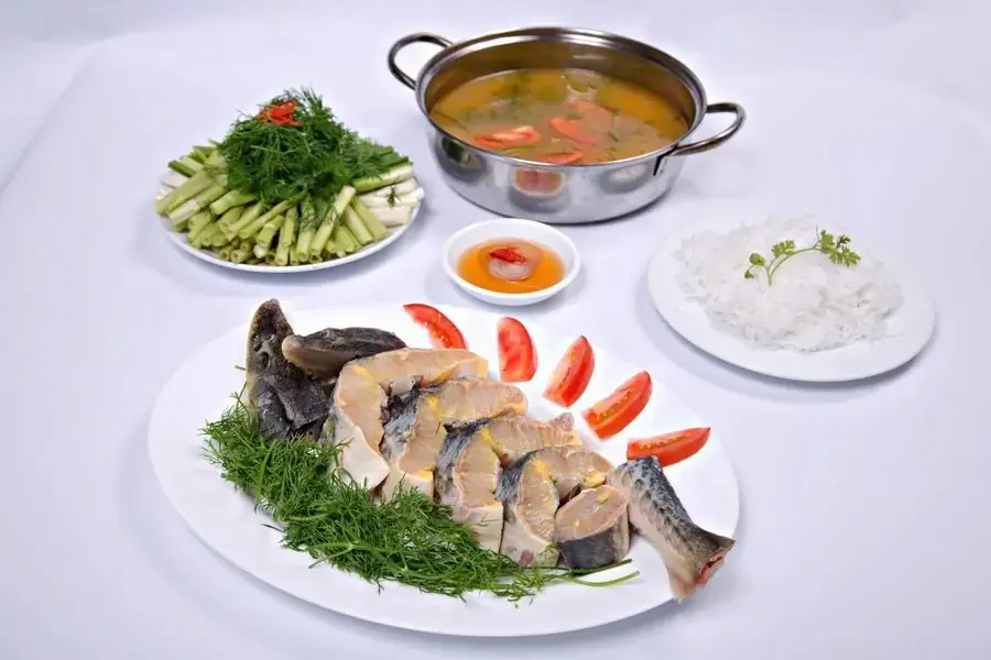 Đãi tiệc gia đình với món lẩu cá trắm chua ngọt.