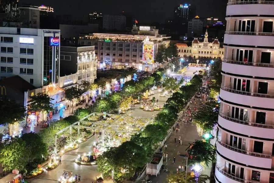 Phố đi bộ Nguyễn Huệ nơi vui chơi được nhiều bạn trẻ lựa chọn mùa lễ Noel.