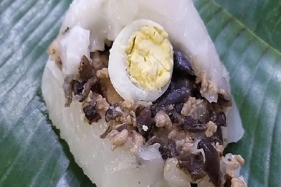 Bánh giò với nhân thịt, trứng cút hấp dẫn