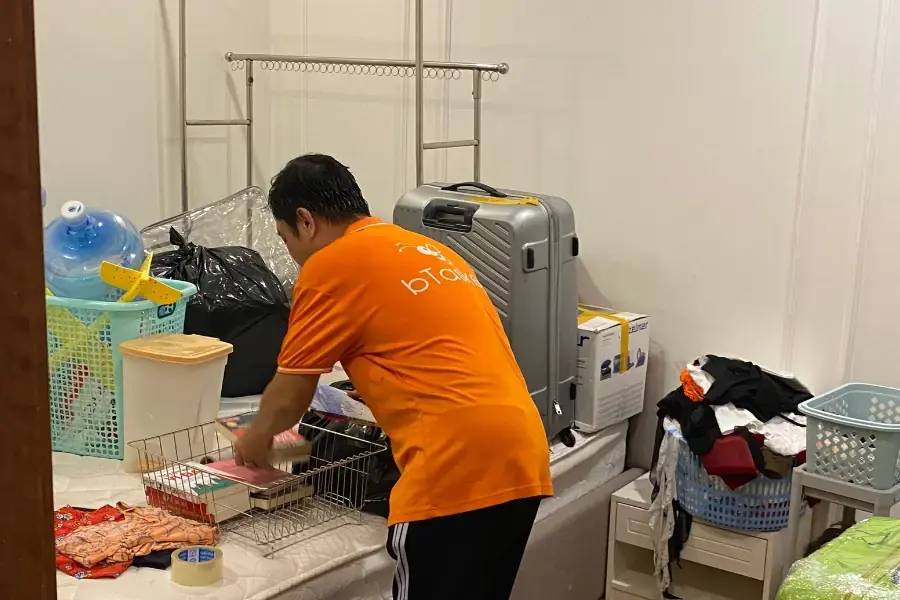 Tasker sẽ phân loại đồ đạc và đóng gói cẩn thận trước khi vận chuyển.