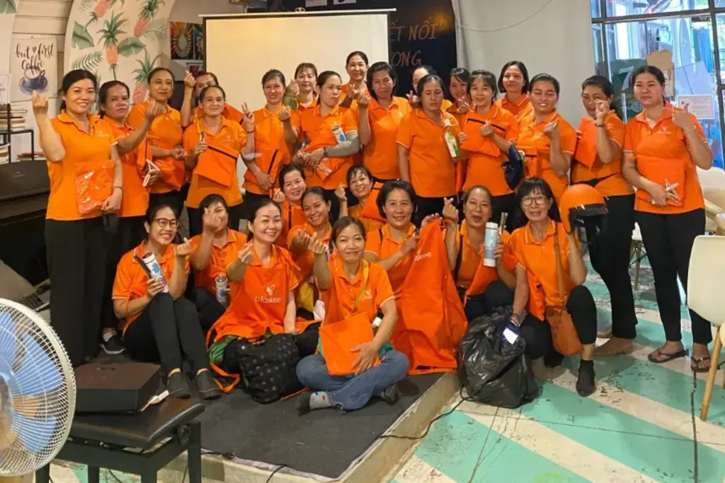 Đội ngũ cộng tác viên bTaskee trong trang phục đồng phục cam đặc trưng.