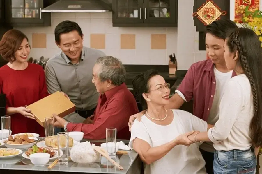 Tìm hiểu sở thích người cao tuổi trước khi mua quà.