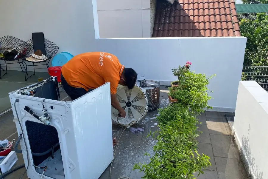 Bạn nhớ vệ sinh mọi khe nhỏ của lồng giặt.
