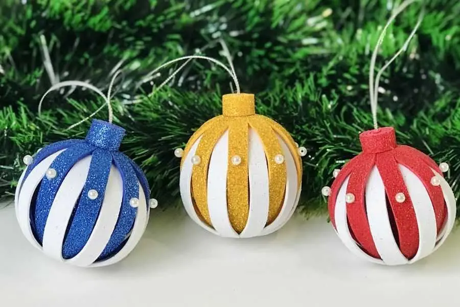 Quả châu Giáng Sinh handmade từ giấy xốp.