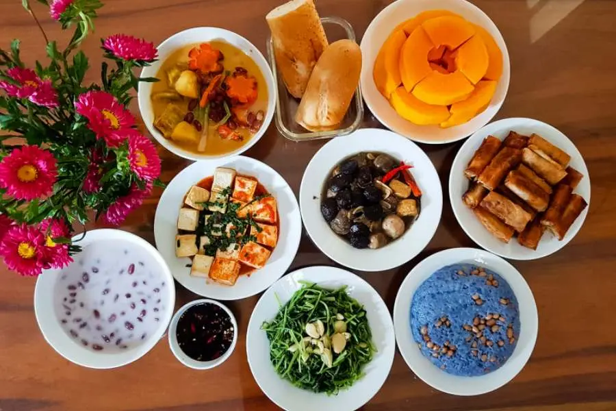 Các món ăn như chim câu quay, tôm rim, nem rán,... được sử dụng trong mâm cúng gia tiên miền Bắc.