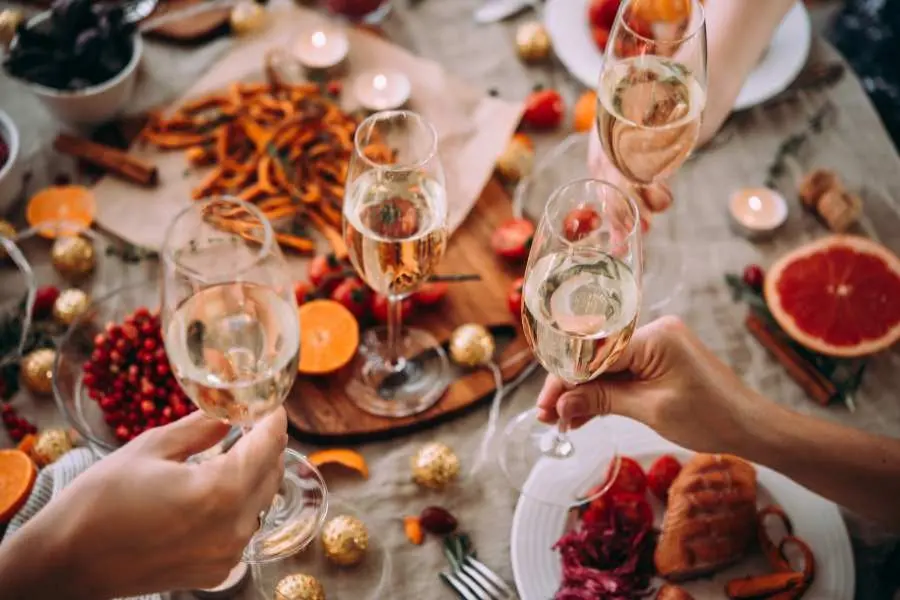 Trang trí bàn tiệc Giáng Sinh sáng tạo theo chủ đề Noel được đánh giá cao.