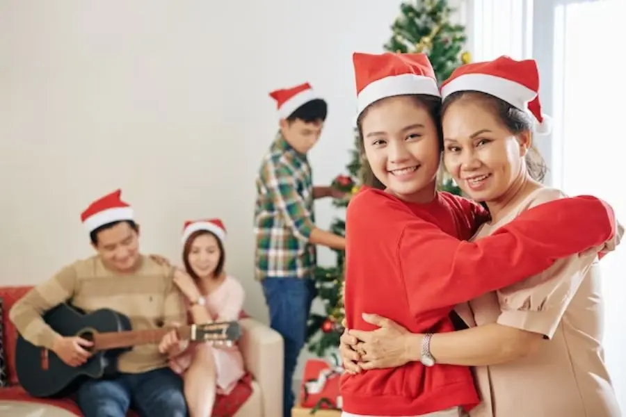 Tạo bất ngờ dịp Giáng Sinh cho mẹ bằng việc về thăm nhà đột xuất.