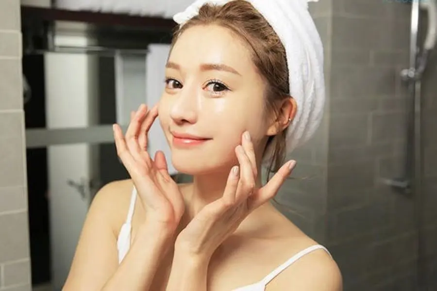 Dùng tay vỗ nhẹ lên mặt sau khi sử dụng nước hoa hồng.