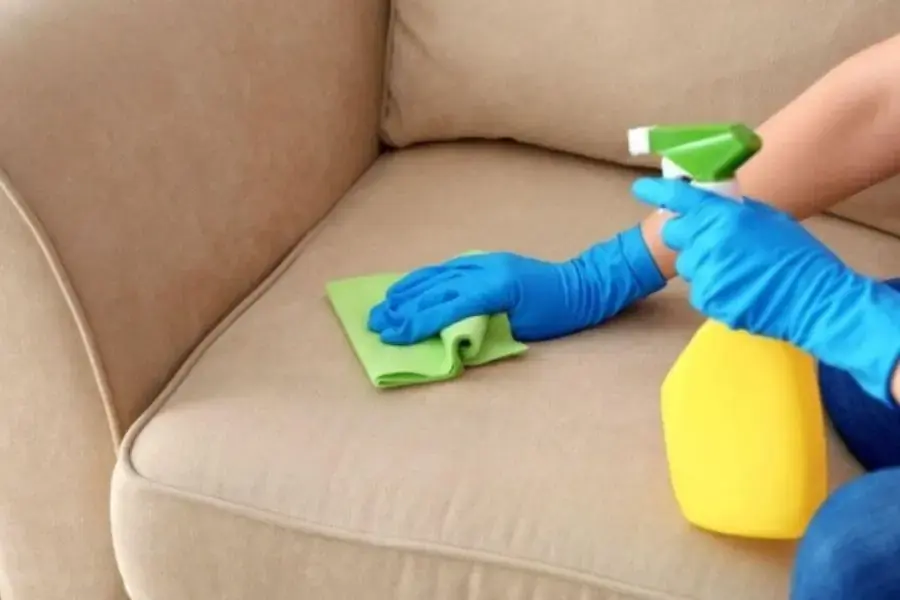 Dùng hóa chất nếu vết bẩn khó vệ sinh