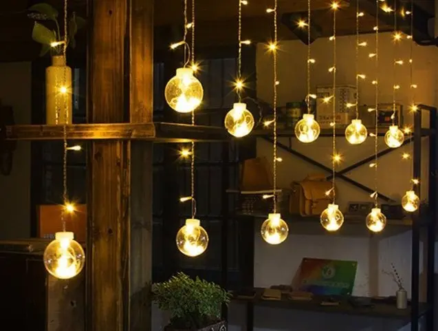 Trang trí noel cho cửa hàng với dây đèn